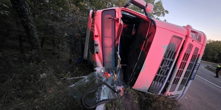 Iași | Camion răsturnat pe DN 24, în localitatea Păun, comuna Bârnova