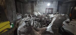Clopote, cruci și icoane, găsite printre deșeurile confiscate în Sintești. Garda de Mediu a depus o nouă sesizare penală