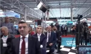 Paralelă Cluj - Iași: S-a semnat un contract de 2 miliarde de euro pentru metrou iar un ieșean aduce IKEA în Ardeal. În capitala Moldovei, șoferii au "îmbătrânit" astăzi în trafic, 22.000 apartamente tot nu au căldură și apă caldă iar Mihai Chirica este fericit că a dezvelit un bust