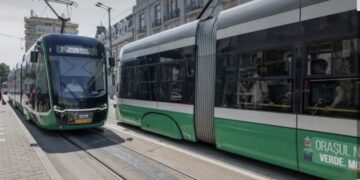 O ieșeancă îi cere primarului să folosească transportul public: „Să vedeți cum este să așteptați un autobuz în care nu mai puteți urca”