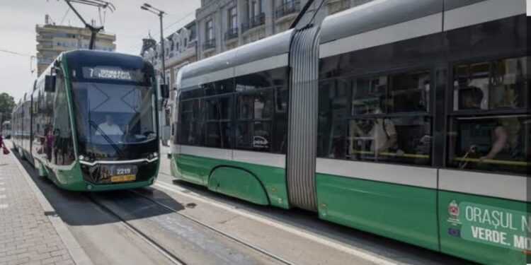 O ieșeancă îi cere primarului să folosească transportul public: „Să vedeți cum este să așteptați un autobuz în care nu mai puteți urca”
