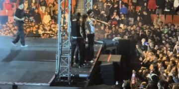 Moment jenant la un concert de la Arenele Romane. Un așa zis artist al noii generații a urinat pe scenă, în fața publicului