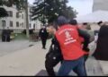 Doi bărbați, imobilizați de jandarmi la pelerinajul de la Iași. Unul dintre ei a fost încătușat