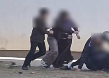 Profesor de sport, bătut în curtea unei școli din Timișoara după ce a atras atenția unui elev. Tatăl și fratele adolescentului au fost reținuți