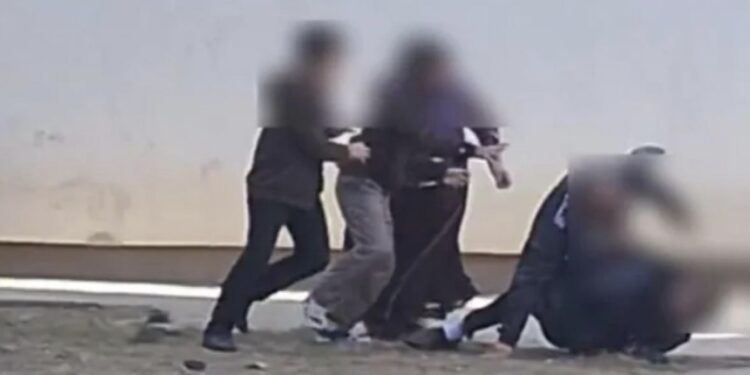 Profesor de sport, bătut în curtea unei școli din Timișoara după ce a atras atenția unui elev. Tatăl și fratele adolescentului au fost reținuți