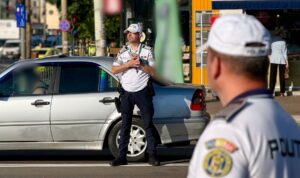 Razie în Iași pentru șoferii care nu acordă prioritate pietonilor. Amenzi de peste 16.000 de lei și cinci permise reținute