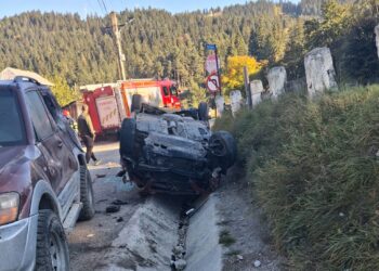 Accident în Hangu: un șofer de 33 de ani a ajuns la spital după ce s-a răsturnat cu mașina în șanț