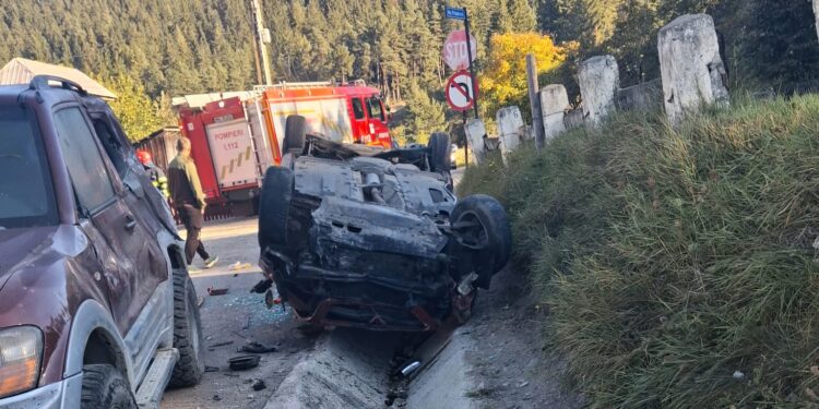 Accident în Hangu: un șofer de 33 de ani a ajuns la spital după ce s-a răsturnat cu mașina în șanț
