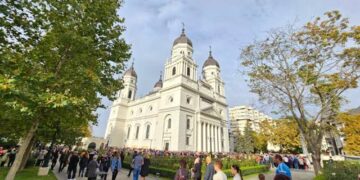 Iașul, luat cu asalt de pelerini înainte de Sfânta Parascheva. Peste 10.000 de oameni au ajuns deja la Mitropolie