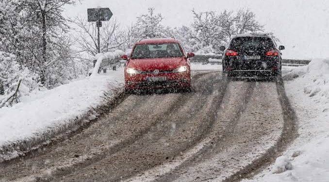 Anvelopele de iarnă nu devin obligatorii la o dată fixă. Ce trebuie să știe șoferii