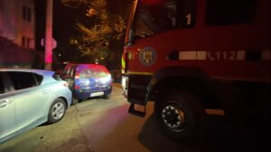 Pompierii ieșeni, intervenție cu dificultăți în cartierul Nicolina. Au ajuns cu greu la un bloc unde se simțea miros de gaz, din cauza mașinilor parcate