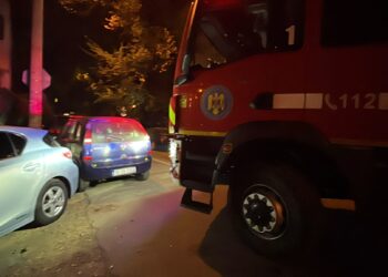 Pompierii ieșeni, intervenție cu dificultăți în cartierul Nicolina. Au ajuns cu greu la un bloc unde se simțea miros de gaz, din cauza mașinilor parcate