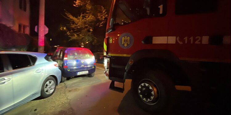 Pompierii ieșeni, intervenție cu dificultăți în cartierul Nicolina. Au ajuns cu greu la un bloc unde se simțea miros de gaz, din cauza mașinilor parcate