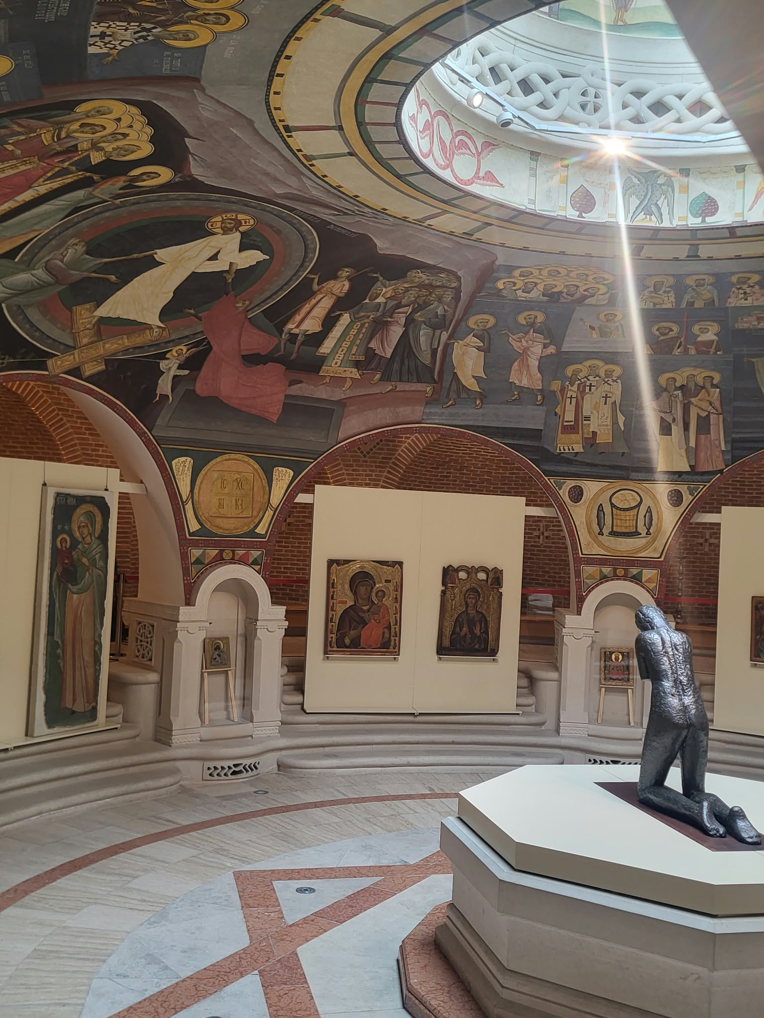 Coadă de 1,5 kilometri la pelerinajul de la Iași. Sculptura "Rugăciunea" de Constantin Brâncuși a fost expusă în apropierea Sfintei Cuvioase Parascheva, la Muzeul Metropolitan 