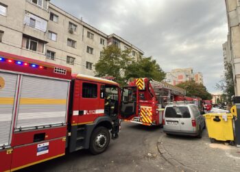 Incendiu la etajul 7 al unui bloc din Nicolina, Iași. Mai multe echipaje de pompieri au fost trimise la fața locului