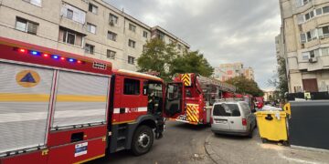 Incendiu la etajul 7 al unui bloc din Nicolina, Iași. Mai multe echipaje de pompieri au fost trimise la fața locului