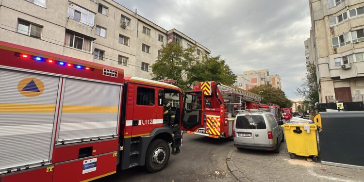 Incendiu la etajul 7 al unui bloc din Nicolina, Iași. Mai multe echipaje de pompieri au fost trimise la fața locului