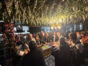 Peste 40.000 de pelerini au trecut pe la racla Sfintei Parascheva. Coada a ajuns la stâlpul 72, iar timpul de așteptare este de până la șase ore