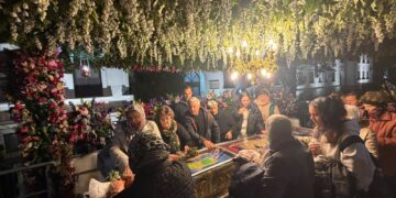 Peste 40.000 de pelerini au trecut pe la racla Sfintei Parascheva. Coada a ajuns la stâlpul 72, iar timpul de așteptare este de până la șase ore