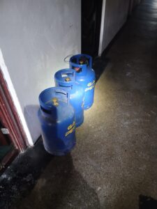 Incendiu într-un bloc din Hârlău. 25 de persoane, dintre care 15 copii, s-au evacuat din imobil