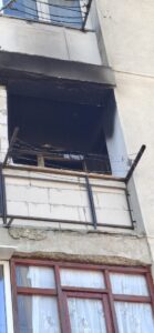 Incendiu într-un bloc din Hârlău. 25 de persoane, dintre care 15 copii, s-au evacuat din imobil