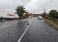 Accident grav la Miclăușeni, Iași. O persoană a rămas încarcerată și inconștientă după impactul dintre un TIR și un autoturism