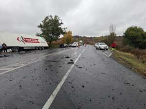 Accident grav la Miclăușeni, Iași. O persoană a rămas încarcerată și inconștientă după impactul dintre un TIR și un autoturism