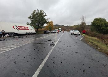 Accident grav la Miclăușeni, Iași. O persoană a rămas încarcerată și inconștientă după impactul dintre un TIR și un autoturism