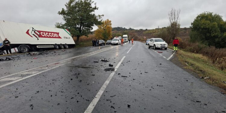 Accident grav la Miclăușeni, Iași. O persoană a rămas încarcerată și inconștientă după impactul dintre un TIR și un autoturism
