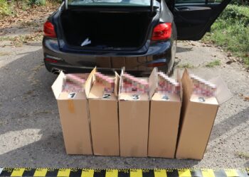 2.500 de pachete de țigări fără timbru, descoperite într-o mașină înmatriculată în Germania, oprită la Lețcani