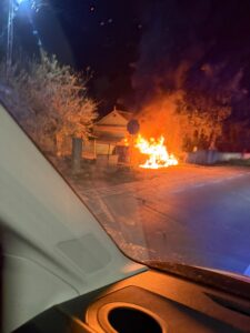 Mașină distrusă de flăcări după ce a lovit un copac și gardul unei gospodării, în Suceava. Șoferul de 18 ani a ajuns la spital