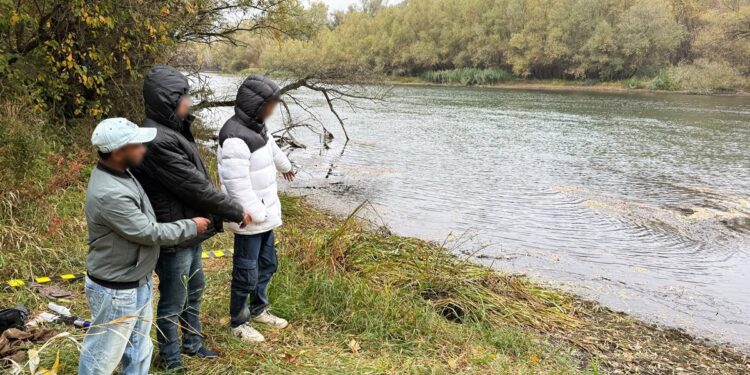 Trei cetățeni din Bangladesh, prinși când încercau să intre ilegal în România. Voiau să ajungă în Spania pentru a-și găsi de muncă