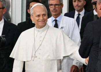 Papa Leon al XIV-lea a fost externat după operația la plămân. Cât va dura recuperarea și ce urmează pentru Suveranul Pontif