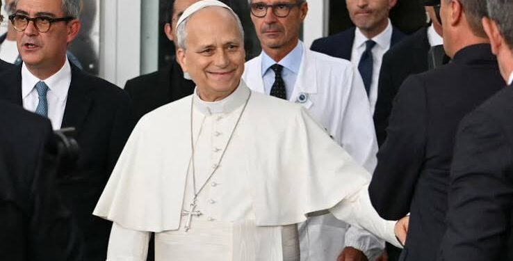 Papa Leon al XIV-lea a fost externat după operația la plămân. Cât va dura recuperarea și ce urmează pentru Suveranul Pontif
