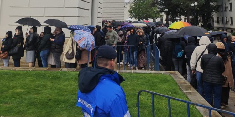 Aproximativ 1.600 de pelerini au rămas la rând la Iași, după încheierea oficială a pelerinajului Sfintei Parascheva