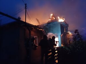 Incendiu violent în Slobozia, comuna Deleni, județul Iași! Pompierii au intervenit timp de trei ore și jumătate pentru a salva casa și locuințele vecine