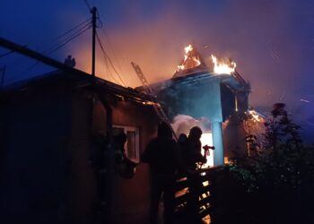 Incendiu violent în Slobozia, comuna Deleni, județul Iași! Pompierii au intervenit timp de trei ore și jumătate pentru a salva casa și locuințele vecine