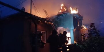 Incendiu violent în Slobozia, comuna Deleni, județul Iași! Pompierii au intervenit timp de trei ore și jumătate pentru a salva casa și locuințele vecine