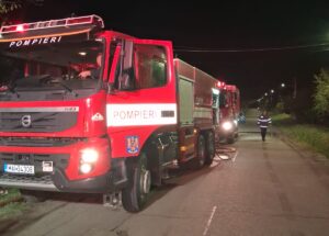 Incendiu puternic la o gospodărie din Vaslui, unde erau instalate panouri fotovoltaice. O femeie a ajuns la spital