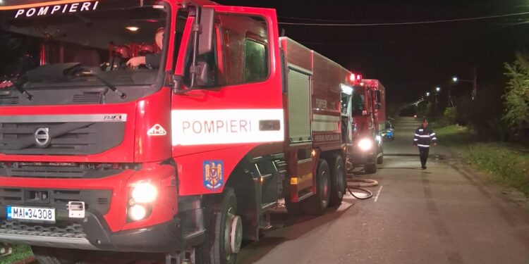 Incendiu puternic la o gospodărie din Vaslui, unde erau instalate panouri fotovoltaice. O femeie a ajuns la spital