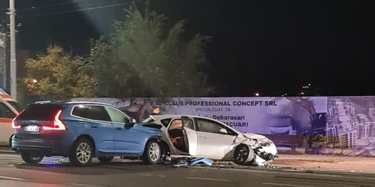 Accident cu victime în centrul Iașului! Două autoturisme s-au ciocnit în intersecția Anastasie Panu cu Elena Doamna
