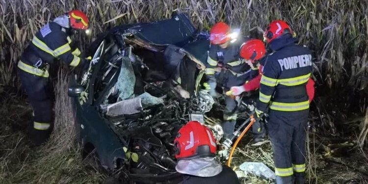 Tragedie în județul Iași: doi șoferi au murit după impactul dintre o autoutilitară și un autoturism, la Soci