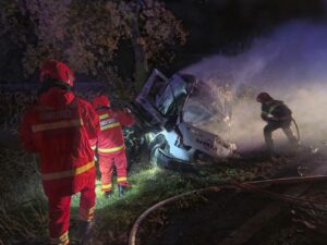 Tragedie în județul Iași: doi șoferi au murit după impactul dintre o autoutilitară și un autoturism, la Soci