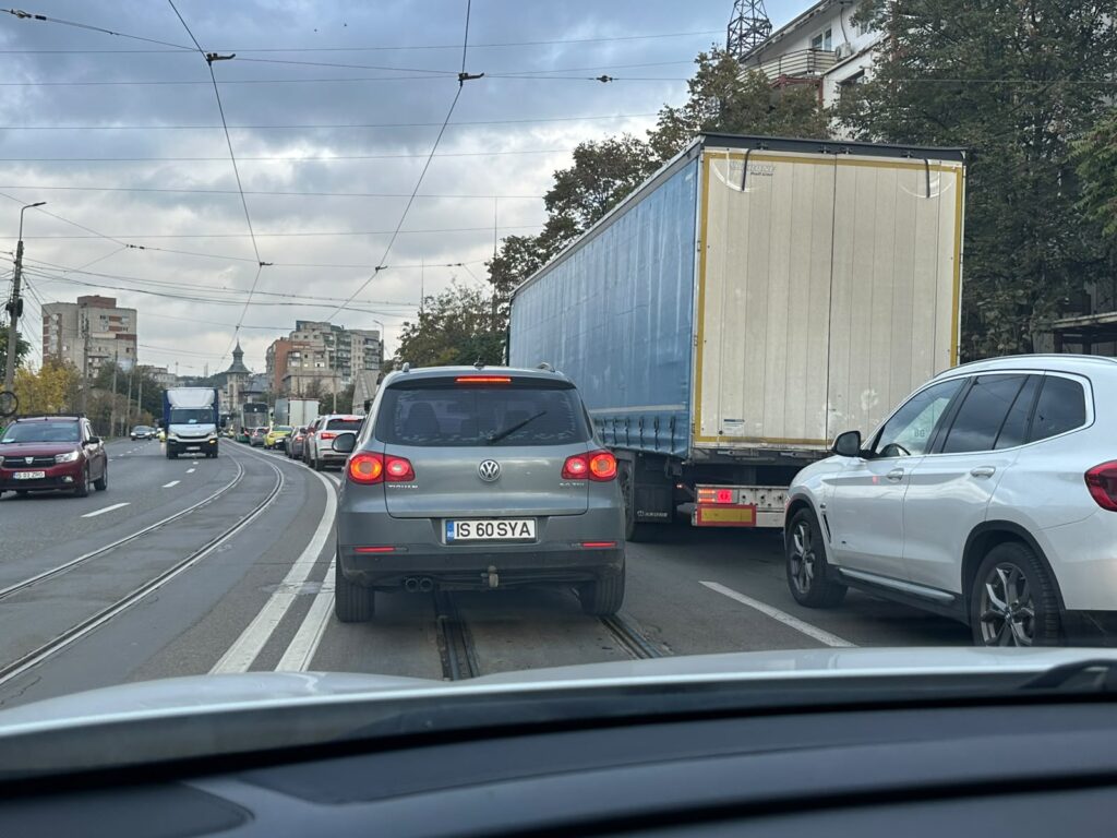 Paralelă Cluj - Iași: S-a semnat un contract de 2 miliarde de euro pentru metrou iar un ieșean aduce IKEA în Ardeal. În capitala Moldovei, șoferii au "îmbătrânit" astăzi în trafic, 22.000 apartamente tot nu au căldură și apă caldă iar Mihai Chirica este fericit că a dezvelit un bust