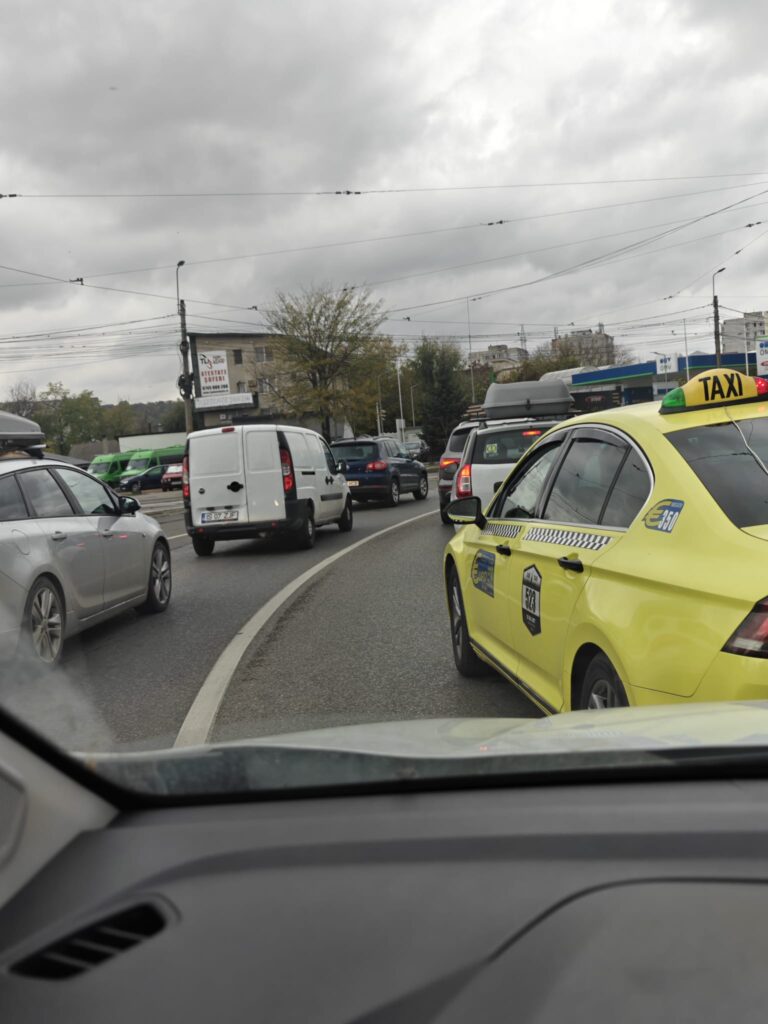Paralelă Cluj - Iași: S-a semnat un contract de 2 miliarde de euro pentru metrou iar un ieșean aduce IKEA în Ardeal. În capitala Moldovei, șoferii au "îmbătrânit" astăzi în trafic, 22.000 apartamente tot nu au căldură și apă caldă iar Mihai Chirica este fericit că a dezvelit un bust