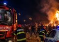 După ambulanța „neagră” atacată, acum a venit rândul pompierilor. Un salvator, lovit cu o cărămidă în piept, în timp ce stingea un incendiu