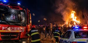 După ambulanța "neagră" atacată, acum a venit rândul pompierilor. Un salvator, lovit cu o cărămidă în piept, în timp ce stingea un incendiu