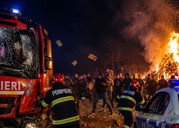 După ambulanța „neagră” atacată, acum a venit rândul pompierilor. Un salvator, lovit cu o cărămidă în piept, în timp ce stingea un incendiu
