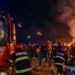 După ambulanța „neagră” atacată, acum a venit rândul pompierilor. Un salvator, lovit cu o cărămidă în piept, în timp ce stingea un incendiu