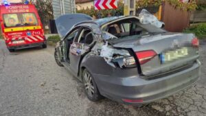 Accident grav în Argeș. Un container cu deșeuri din plastic a căzut peste o mașină în care se aflau patru persoane